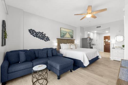 Postel nebo postele na pokoji v ubytování Origin 1005 - Studio King - Stunning Gulf Views by Beach Haven Vacation Rentals