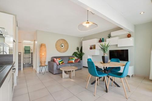 une cuisine et un salon avec une table et des chaises dans l'établissement Soleil Levant Port nature, au Cap d'Agde