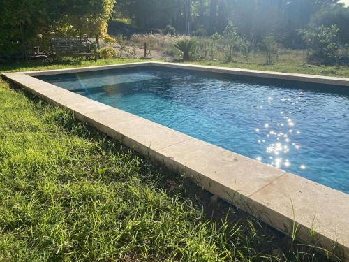 ein Schwimmbecken mitten im Rasen in der Unterkunft Villa Augustine in Ventabren