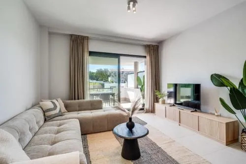 Ultimate Rentals - Aranya - Stylish 2BR Apartment With Pool View photo 1
