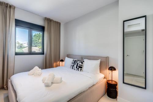 Ultimate Rentals - Aranya - Stylish 2BR Apartment With Pool View photo 12