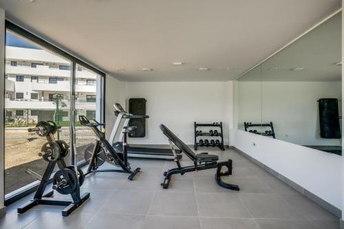 Ultimate Rentals - Aranya - Stylish 2BR Apartment With Pool View photo 7