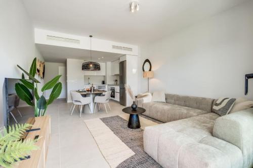 Ultimate Rentals - Aranya - Stylish 2BR Apartment With Pool View photo 13