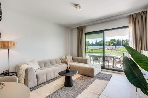 Ultimate Rentals - Aranya - Stylish 2BR Apartment With Pool View photo 14