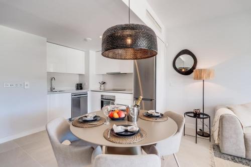 Ultimate Rentals - Aranya - Stylish 2BR Apartment With Pool View photo 15
