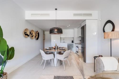 Ultimate Rentals - Aranya - Stylish 2BR Apartment With Pool View photo 16