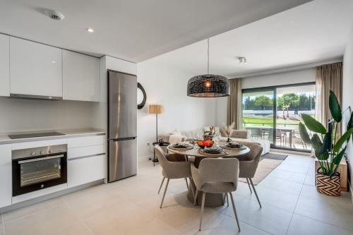 Ultimate Rentals - Aranya - Stylish 2BR Apartment With Pool View photo 6