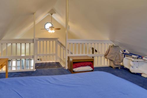 Ένα ή περισσότερα κρεβάτια σε δωμάτιο στο Mountain Retreat with Loft, Fire Pit, and Grill