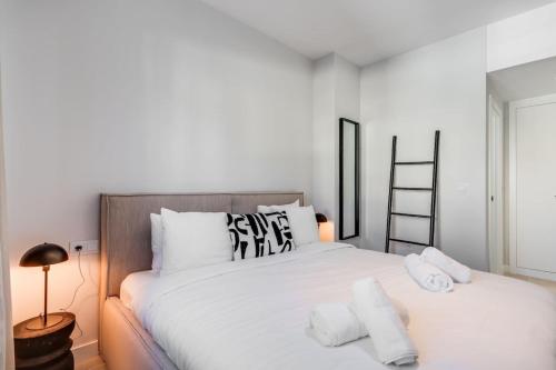 Ultimate Rentals - Aranya - Stylish 2BR Apartment With Pool View photo 9