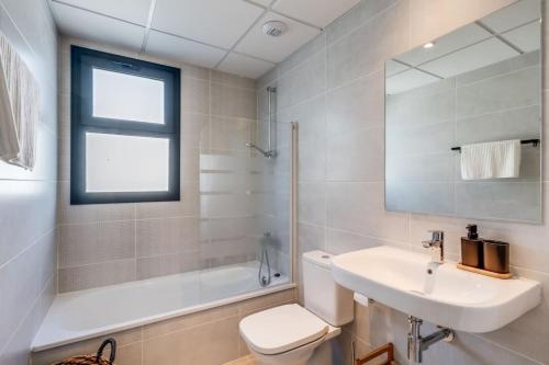 Ultimate Rentals - Aranya - Stylish 2BR Apartment With Pool View photo 18