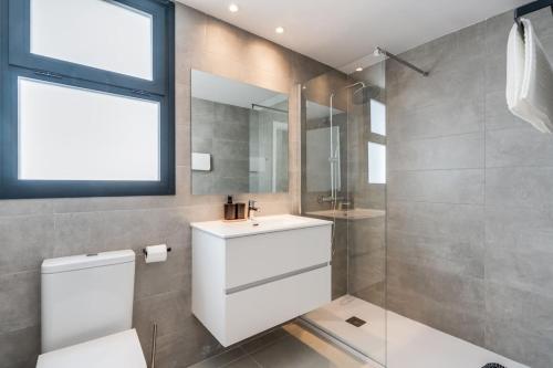Ultimate Rentals - Aranya - Stylish 2BR Apartment With Pool View photo 4