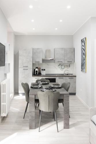 a dining room with a table and chairs at B&B Chiaro di Luna in Barletta