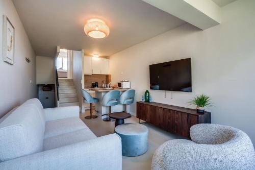 Ultimate Rentals - Centrally Located Beachside Apartment