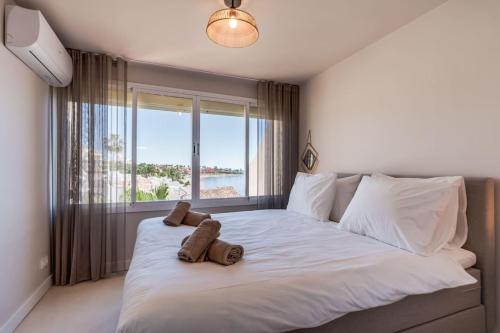 Ultimate Rentals - Centrally Located Beachside Apartment