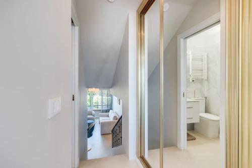 Ultimate Rentals - Centrally Located Beachside Apartment