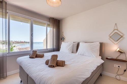 Ultimate Rentals - Centrally Located Beachside Apartment