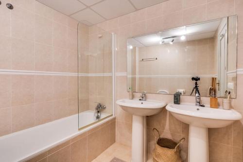 Ultimate Rentals - Scenic 2BR Haven Breathtaking Sea and Garden Views