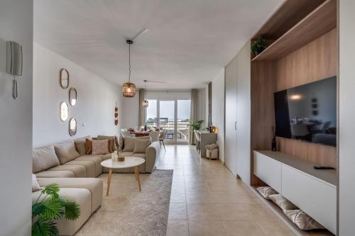 Ultimate Rentals - Scenic 2BR Haven Breathtaking Sea and Garden Views