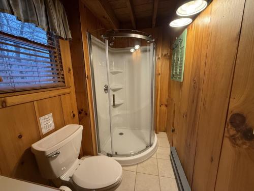 Ένα μπάνιο στο Log Cabin, Hot Tub, Secluded Close To Town