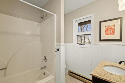 Phòng tắm tại Pet Friendly Chalet With Views