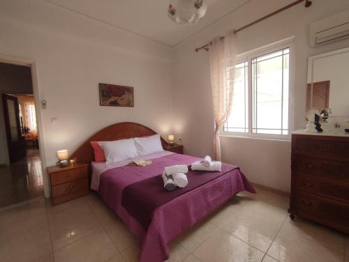 a bedroom with a bed with two towels on it at Anastasia's Cozy Retreat in Ialyssos