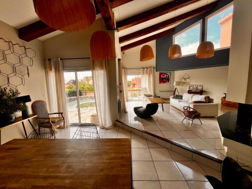 un salon avec un canapé et une table dans l'établissement Spacieuse maison familiale avec piscine privée, à Bompas