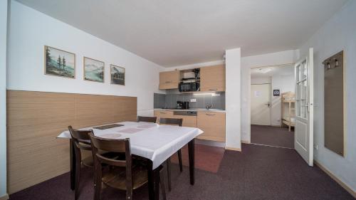une cuisine et une salle à manger avec une table et des chaises dans l'établissement C du Verdon N2107 ST5, à Allos