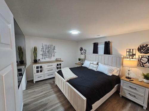 Ένα ή περισσότερα κρεβάτια σε δωμάτιο στο Cozy New Const. Ranch Near Park