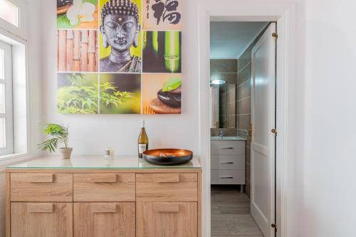 ein Badezimmer mit einer Theke mit einer Schüssel darauf in der Unterkunft Modern studio with ocean views and heated pool in Malibu Park in Adeje