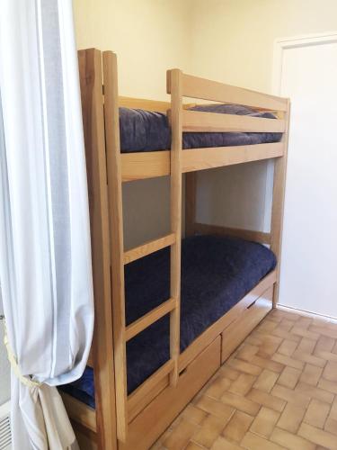 quelques lits superposés dans une chambre dans l'établissement TYBI - Studio location vacances Carnac, Legenese Ty Bihan - UD220, à Carnac