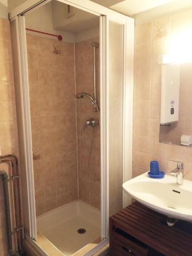 une salle de bain avec douche et lavabo dans l'établissement TYBI - Studio location vacances Carnac, Legenese Ty Bihan - UD220, à Carnac