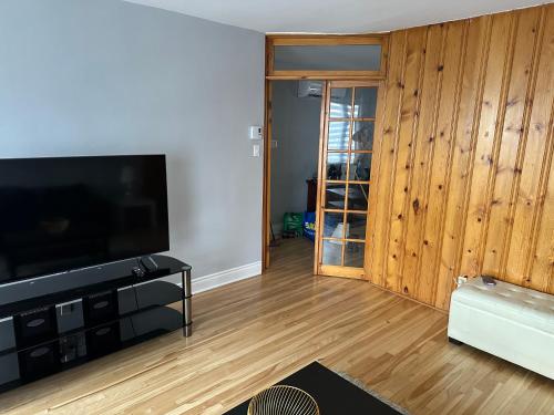 Luxieux Appartement lavalにあるテレビまたはエンターテインメントセンター