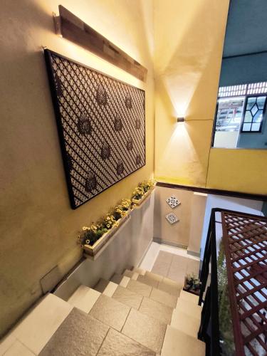 DemanganGaruda Syariah Homestay By Reccoma的墙上有植物的楼梯