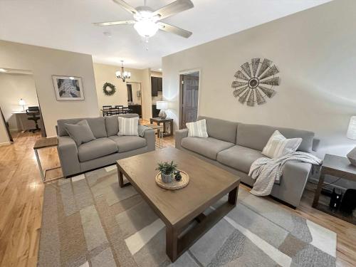 Central Downtown Stay في لا كروس: غرفة معيشة بها أريكة وطاولة