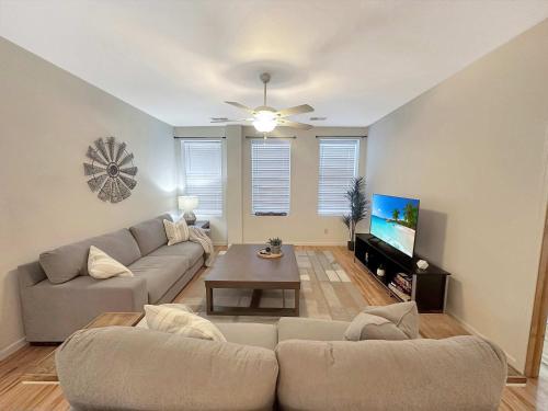 Central Downtown Stay في لا كروس: غرفة معيشة مع أريكة وتلفزيون