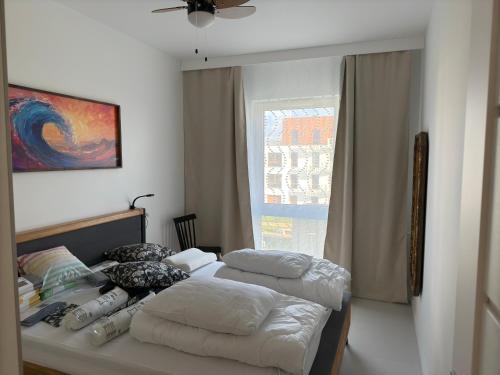 une chambre avec deux lits et une fenêtre dans l'établissement Baltic SEA apartament z dostępem do basenu,sauny ,jacuzzi i hali sportowej, à Gąski