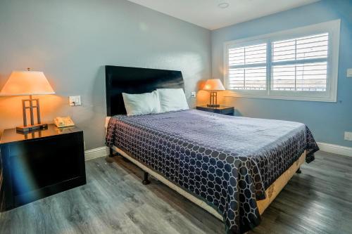 Katil atau katil-katil dalam bilik di Economy Inn Buttonwillow Bakersfield I-5