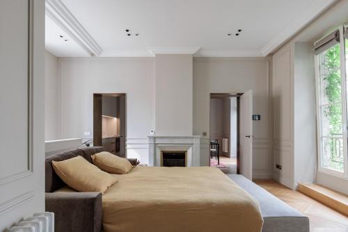 un salon avec un lit et un canapé dans l'établissement A mini-suite for 2, in a green setting, à Paris