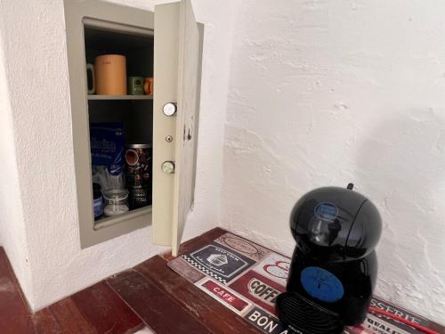 a helmet is sitting in the corner of a door at Casa Gatti - Autentica Casa Canaria nel cuore di Lanzarote in Tiagua