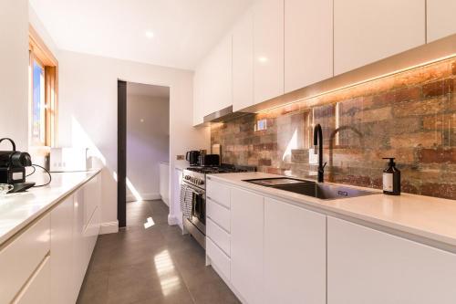 Η κουζίνα ή μικρή κουζίνα στο Elegant Seddon Stay Historic Charm & Modern Twist