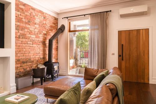 Χώρος καθιστικού στο Elegant Seddon Stay Historic Charm & Modern Twist