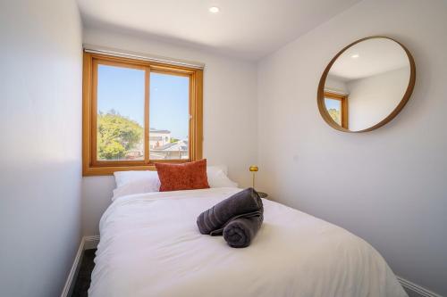 Ένα ή περισσότερα κρεβάτια σε δωμάτιο στο Elegant Seddon Stay Historic Charm & Modern Twist