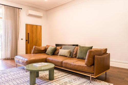 Χώρος καθιστικού στο Elegant Seddon Stay Historic Charm & Modern Twist