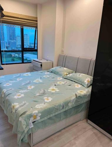 a bedroom with a bed with flowers on it at Niche Mono Mega Space Bangna1 in Bangna