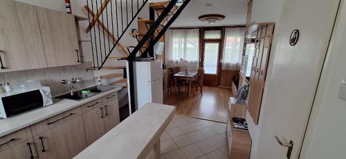 Kuchyňa alebo kuchynka v ubytovaní For You Apartman Gyula