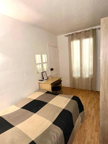 Photo de la galerie de l'établissement Chambre cosy dans appartement partagé 2 pièces proche Tour Eiffel Cozy bedroom in a shared 2-room apartment near Eiffel Tower, à Paris