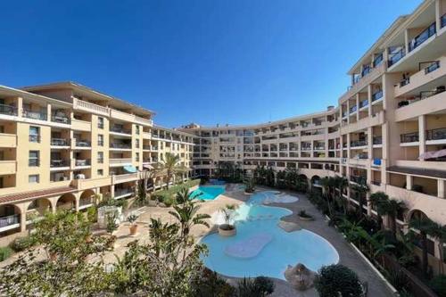 un immeuble d'appartements avec une grande piscine dans l'établissement Le Cannes Beach 468 - balcon vue mer & piscine, à Cannes