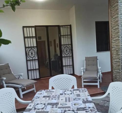 a living room with a table and chairs at Villa tra le dune di Campomarino in Campomarino
