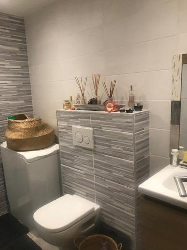 une salle de bain avec toilettes et lavabo dans l'établissement Villa OCEA, à La Ciotat