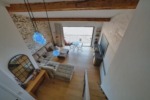 - un salon avec un canapé et une télévision dans l'établissement Le Mirador Duplex avec vue mer, clim et garage, à Collioure